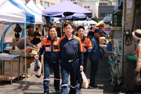 포스코스틸리온 임직원들이 28일 포항시 연일 전통시장에 방문해 물품들을 구매하고 있다./포스코스틸리온 제공