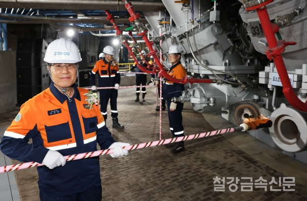 장인화 포스코그룹 대표이사 회장이 포항제철소 4고로 풍구에 화입을 하고 있다. 포스코 제공.