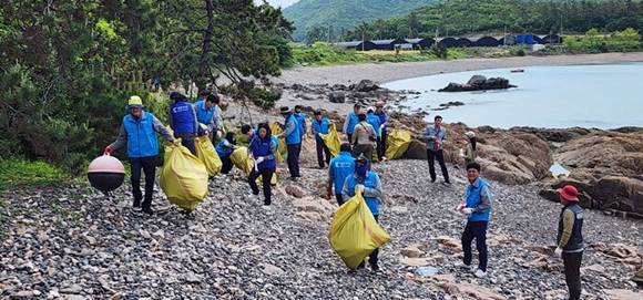 대한조선, 진도 남동리 반려해변 정화활동 모습. 대한조선 제공.