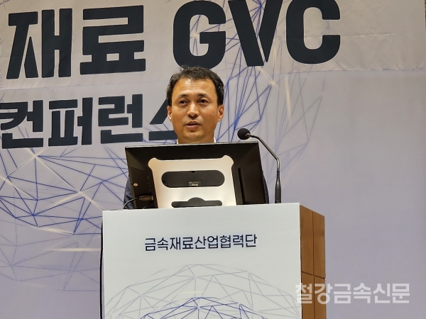 ▲김동수 씨에스켐(CSCAM) 부사장이 2024년 금속재료 GVC 컨퍼런스에서 ‘발전 터빈용 니켈계 금속분말 및 부품 제조공정 기술개발 성과’에 대해 강연하고 있다.