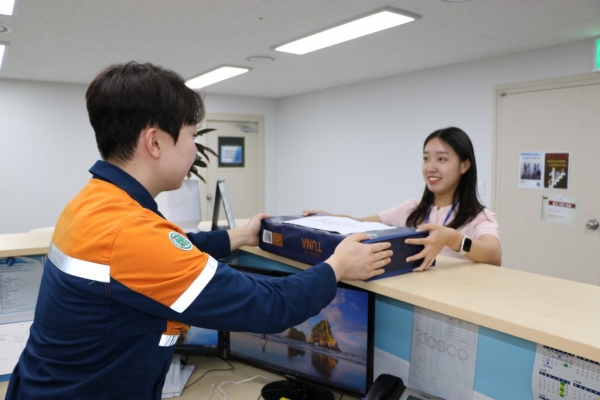 포스코 직원이 접수된 선물을 선물 반송센터에 접수하고 있다. 포스코 제공.