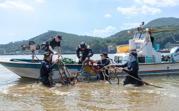 ‘행복과 감동’–우수작/광양제철소 클린오션봉사단. 광양제철소 클린오션봉사단이 배알도 인근 해변가에서 폐그물을 수거하고 있다. 포스코 제공.