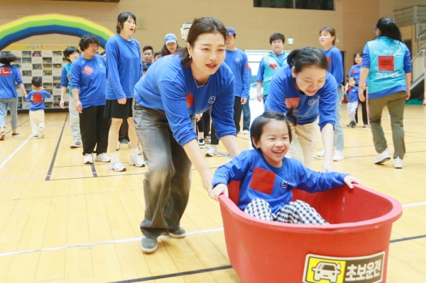 현대제철 당진제철소가 16일 당진종합운동장 실내체육관에서 장애아동 전문 보육기관인 하람어린이집과 함께 '제4회 행복 Day 운동회' 중 체육활동을 실시하고 있다./현대제철 제공