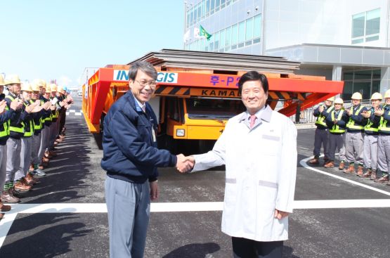 사진 2 동국제강 김영철사장(왼쪽)이 당진 공장에서 처음으로 만든 조선용 후판을 주문한 대우조선해양의 남상태사장(오른쪽)을 초청해 18일 출하되는 후판 제품 앞에서 기념 악수를 하고 있다.