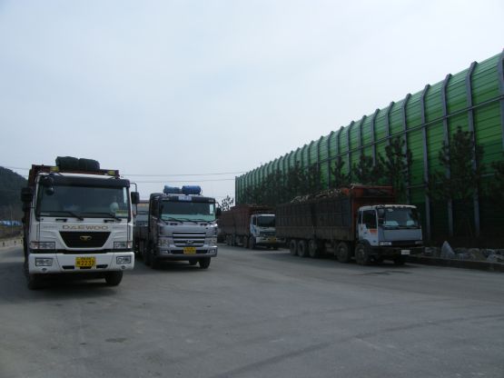 당진 지역 제강사 앞에 늘어선 철스크랩 차량들