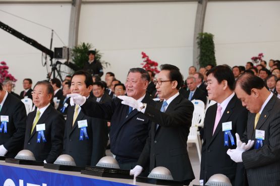 사진 우로부터 송광호 한나라당 최고위원, 최경환 지식경제부 장관, 이명박 대통령, 정몽구 현대차그룹 회장, 정세균 민주당 대표, 조석래 전경련 회장