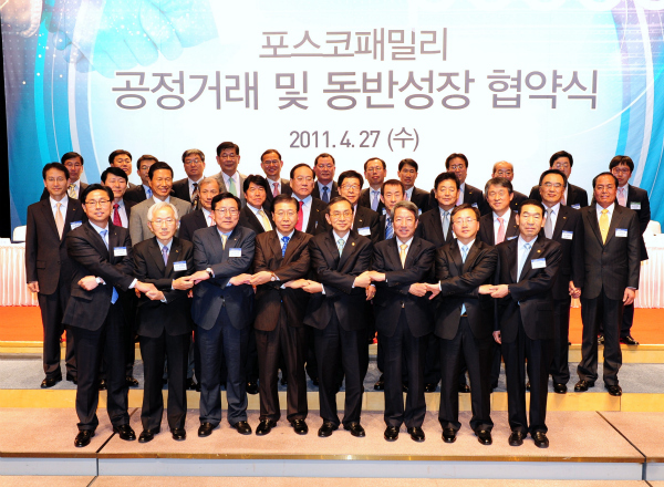 포스코는 27일 대치동 포스코센터에서 953개의 1-4차 협력기업과 공정거래 및 동반성장 협약식을 가지며
건전한 기업생태계 정착과 공정거래 문화 확산을 다짐했다. 이날 포스코는 동반성장 협약과 함께 1-2차 협력기업까지 공정거래 자율준수 프로그램 도입을 확대하기로 선포했다.
사진은 왼쪽부터 2차협력기업대표 이수현 청우피앤티 사장, 정병철 전경련 부회장, 김기문 중소기업중앙회 회장, 정준양 포스코 회장, 김동수 공정거래위원장, 정운찬 동반성장위원회 위원장, 이동근 대한상공회의소 부회장, 1차협력기업대표 나채홍 동주산업 사장