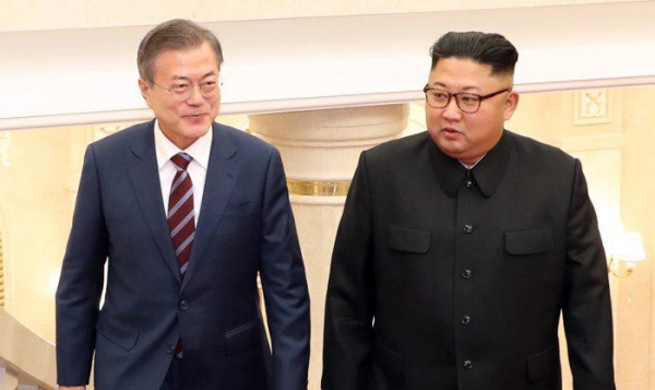 문재인 대통령과 김정은 국무위원장이 18일 오후 평양 조선노동당 중앙위원회 본부 청사에서 정상회담장으로 이동하고 있다/사진제공=평양사진공동취재단