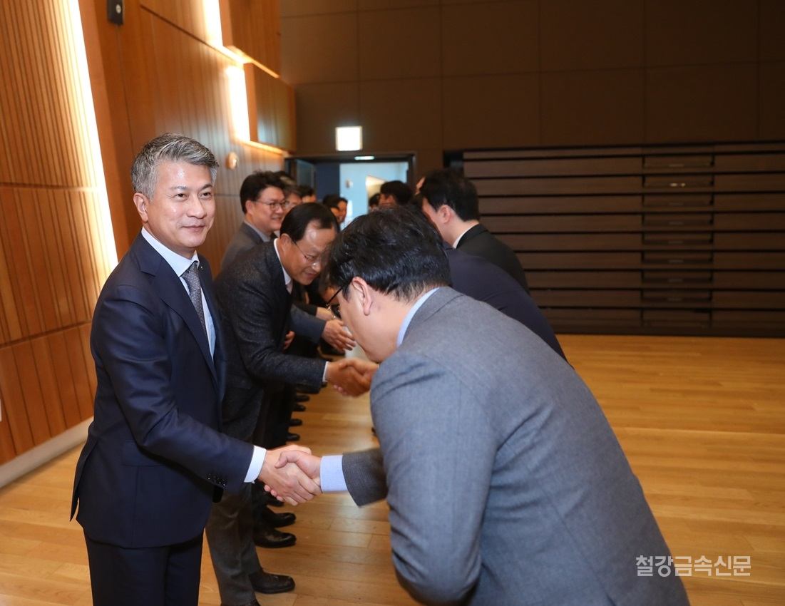 동국제강 장세욱 부회장이 임직원들과 악수하며 새해 덕담을 나누고 있는 모습/사진제공=동국제강