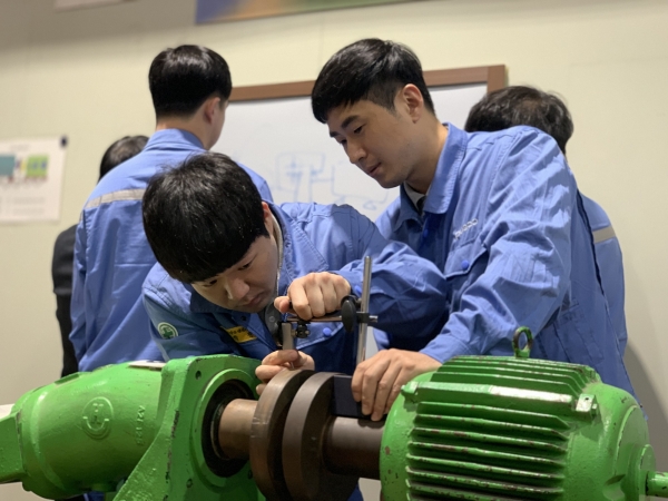교육생들이 포스코 '청년 취업지원교육'을 통해 실무교육을 받고 있다.