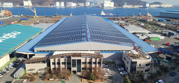 에스와이가 시공하고 3월부터 상업운행이 시작된 부산항만 물류센터 지붕태양광 전경 (사진=에스와이)