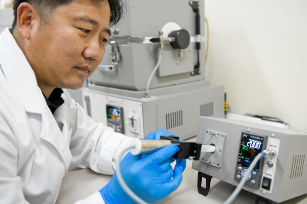 한국전기연구원 하윤철 박사가 200℃  이하 낮은 결정화 온도에서 고체 전해질을 제조하고 있다. (사진=전기연구원).