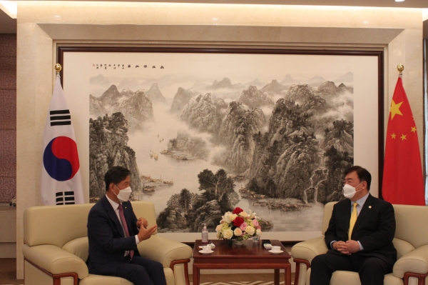 한국수입협회 김병관 회장(좌)은 싱하이밍 주한 중국 대사(우)를 만나 양국 간 교역증진 및 양 기관의 교류협력 확대 방안에 대해 논의했다. (사진=수입협회)