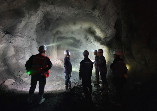 신예미광산의 철광석 채굴 프로세스를 살펴보는 포스코, 포스코인터내셔널, SM한덕철광산업 임직원들.