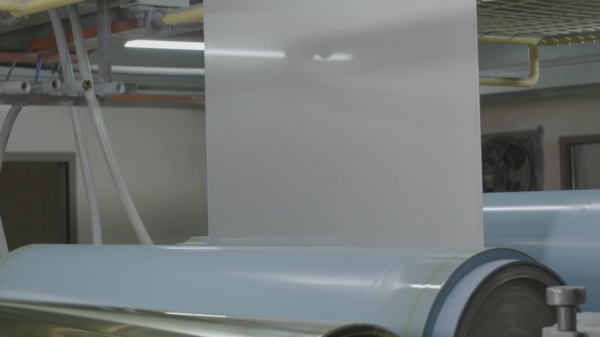  ▲ 포스코스틸리온의 포항공장에서 컬러강판을 생산하고 있는 모습 (사진=포스코스틸리온)