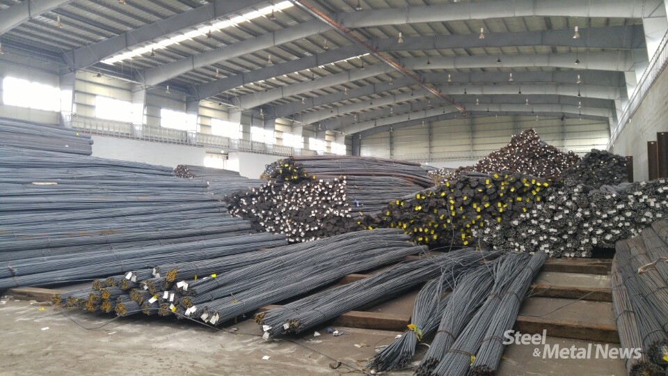 인천항에 쌓여있는 중국 철근(철강금속신문 DB)