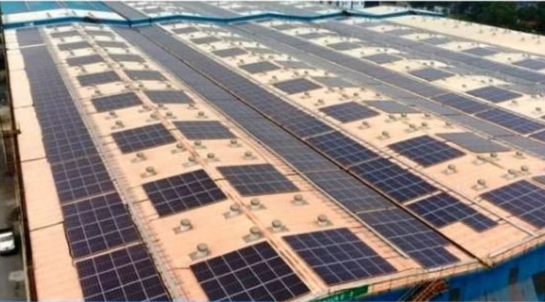 타타스틸이 잠셰드푸르 제철소 옥상에 설치한 태양광 발전소. (출처=Tata Steel)