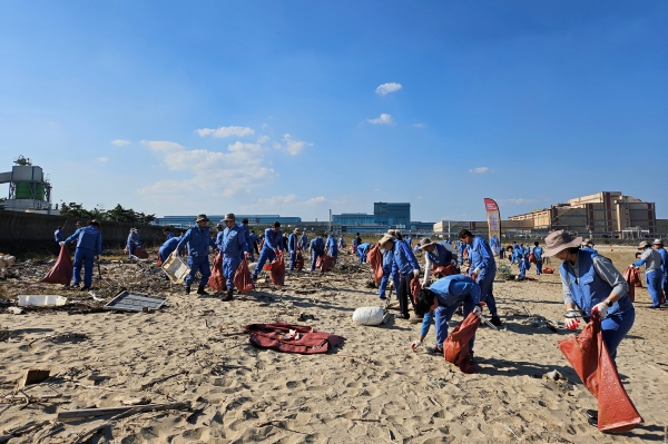 포스코퓨처엠 임직원들이 10월 23일 반려해변인 포항 청림해변에서 해양쓰레기 수거활동을 진행하고 있다.