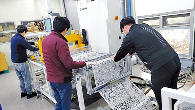 한국섬유개발연구원(KTDI)은 지난 30일 발포본딩기술(T-die)을 통한 방청성과 포장 작업이 우수한 냉연철강 포장재인 'Tycov(타이코브)' 제품을 개발했다./ 한국섬유개발연구원 제공