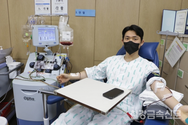 조혈모세포를 기증하고 있는 포항제철소 3제강공장 유선영 대리.(사진=포스코)