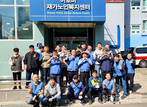 광양제철소 아름드리 나눔 푸드 재능봉사단이 지난 1일 아로마 재가복지센터에서 봉사활동을 펼쳤다. 포스코 제공.