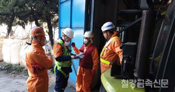 포항제철소 안전관리자가 안전조치 사항에 대해 점검하고 있다. 포스코 제공.