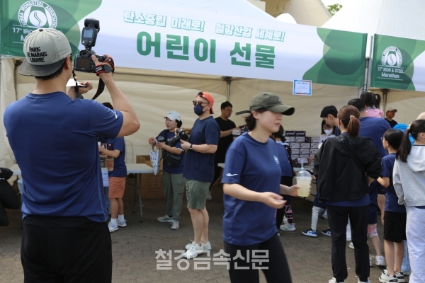 '2024 철강 마라톤 대회'에서 진행된 어린이 선물 증정. (사진=철강금속신문)