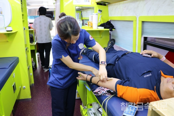 포항제철소 직원이 본사 앞 헌혈버스에서 헌혈에 참여하고 있다. 포스코 제공.