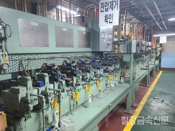 슬래브 생산 압연 롤 유압 시스템에 압력 발신기 센서 38개 설치. 포스코 제공.