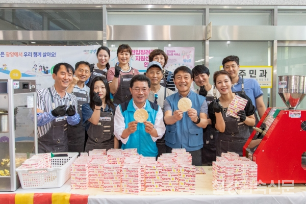 광양제철소가 지난 13일, 광양시청과 함께 광양읍사무소에서 지역 어르신들을 위한 실내 연합봉사활동을 펼쳤다. 포스코 제공.