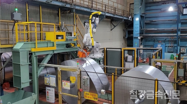 포스코DX와 포스코 포항제철소가 냉연 공정에 산업용 로봇을 적용해 철강 코일의 밴드 제거를 자동화했다. 포스코DX 제공.