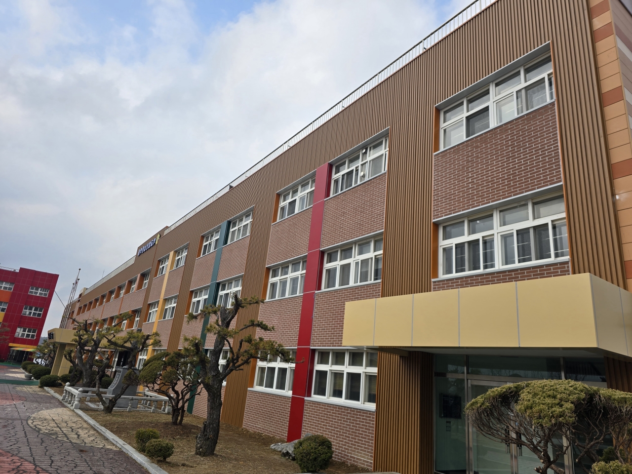 엠스틸의 루버 강판이 적용된 경기 양주시 한국외식과학고등학교 전경. 이 학교 외벽에는 엠스틸만의 독보적인 20M 원스팬(one span) 가공으로 견고한 디자인과 시공성이 제공됐다./엠스틸