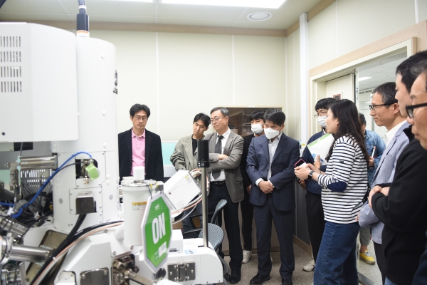 한국재료연구원에서 개최한 기업인 초청 기업지원 워크숍 및 인프라 공동활용․지원을 위한 연구원 실험실 투어 장면. (사진=재료연구원)
