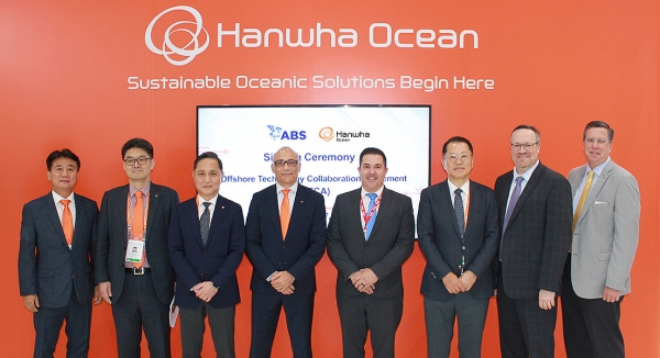 휴스턴에서 열린 가스텍 2024에서 한화오션 김희철 사장(오른쪽에서 세번째), ABS社 글로벌 해양부문 미구엘 에르난데스 부사장(오른쪽에서 네번째), 한화오션 해양사업부장 필립 레비 사장(오른쪽에서 다섯번째), 한화오션 제품전략기술원장 손영창 부사장(오른쪽에서 여섯번째) 등 양사 관계자들이 참석한 가운데 해양 사업 관련 기술 협력 협약 체결식이 열렸다. 한화오션 제공.