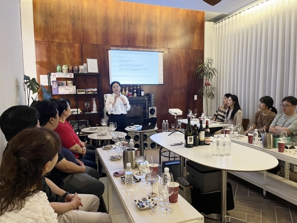 지난 25일, 광양제철소 직원가족 대상 와인시음 원데이클래스가 진행되고 있다. 포스코 제공.