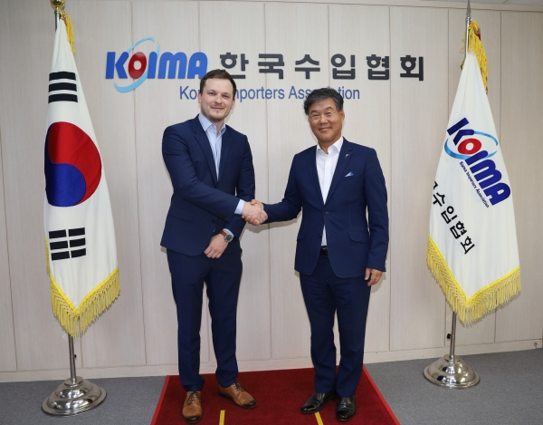 수입협회의 체코무역진흥청 서울지사장 내방 기념촬영. (사진=수입협회)