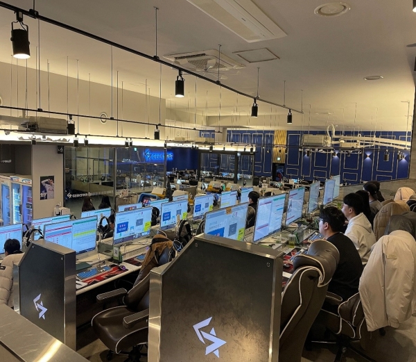 포스코 직원들이 ‘23년 steelChallenge-18 온라인 지역대회에 참가하는 모습. 포스코 제공.