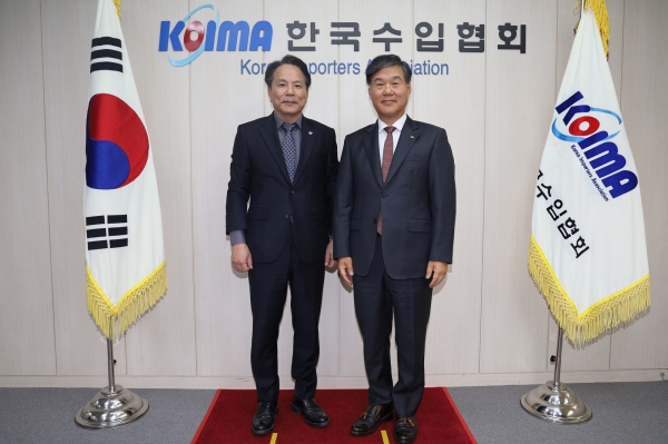 수입협회의 김영채 한·아프리카재단 이사장 내방 기념촬영. (사진=수입협회)