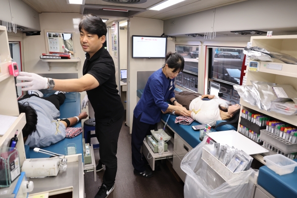 포스코 직원이 포스코 본사 앞 버스에서 헌혈 캠페인에 참여하고 있다. 포스코 제공.