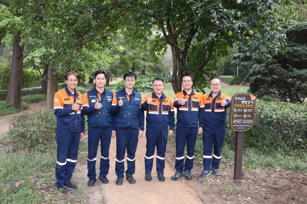 동촌 숲길 맨발걷기 체험행사에 참석한 임직원들이 기념사진을 촬영하는 모습. 포스코 제공.