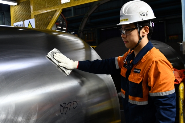 포항제철소 STS압연부 임태랑 사원은 한국산업인력공단이 인증하는 압연기능장 자격을 취득하는 영예를 안았다. 포스코 제공.