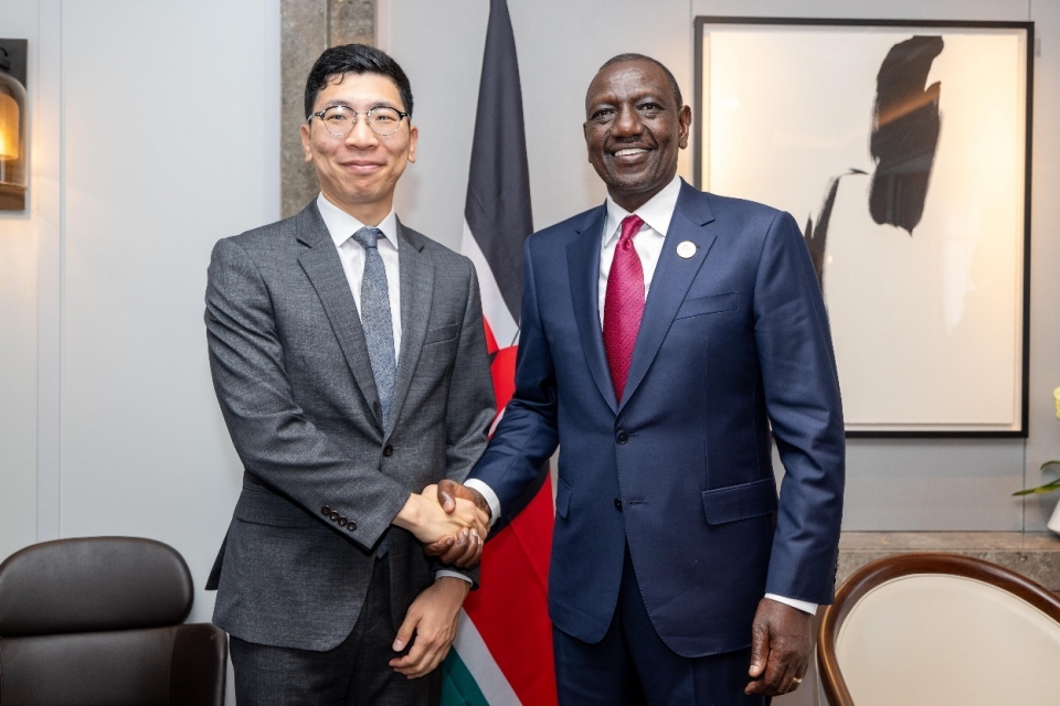 티플랙스 김태섭 대표(왼쪽)가 지난 6월 한-아프리카 정상회의에 참석한 윌리엄 사모에이 루토 케냐 대통령(오른쪽)을 면담하여 사업 협력 방안을 논의했다.