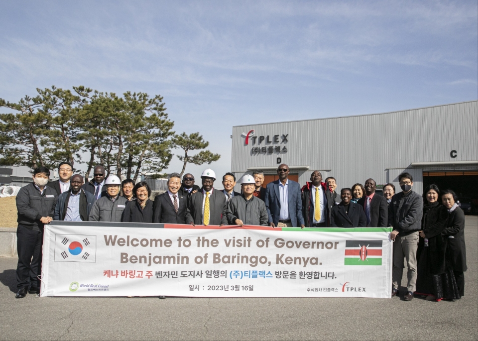 지난해 3월 티플랙스를 방문한 케냐 방문단이 회사를 배경으로 기념촬영을 하고 있다.