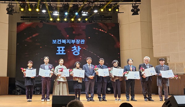 지난 7일 열린 '2024년 대한민국 나눔국민대상' 에서 이혜영 ㈜제이에스스틸 대표가 인적나눔 부문 보건복지부 장관상을 수상한 후 수상자들과 단체 기념사진을 찍고 있다.