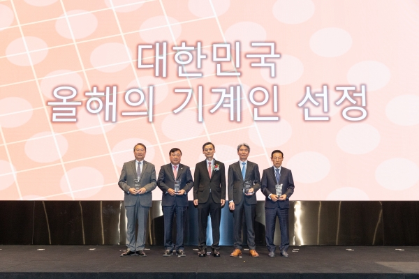 올해의 기계인 기념사진. 좌측부터 (학계) DGIST 이건우 총장, (산업계) 덕일산업(주) 유기덕 대표이사, 한국기계기술단체총연합회 김동환 회장, (연구계) 한국철도기술연구원 박춘수 연구소장, (기계명인) (주)화영 손화현 대표이사. (사진=기계산업진흥회)