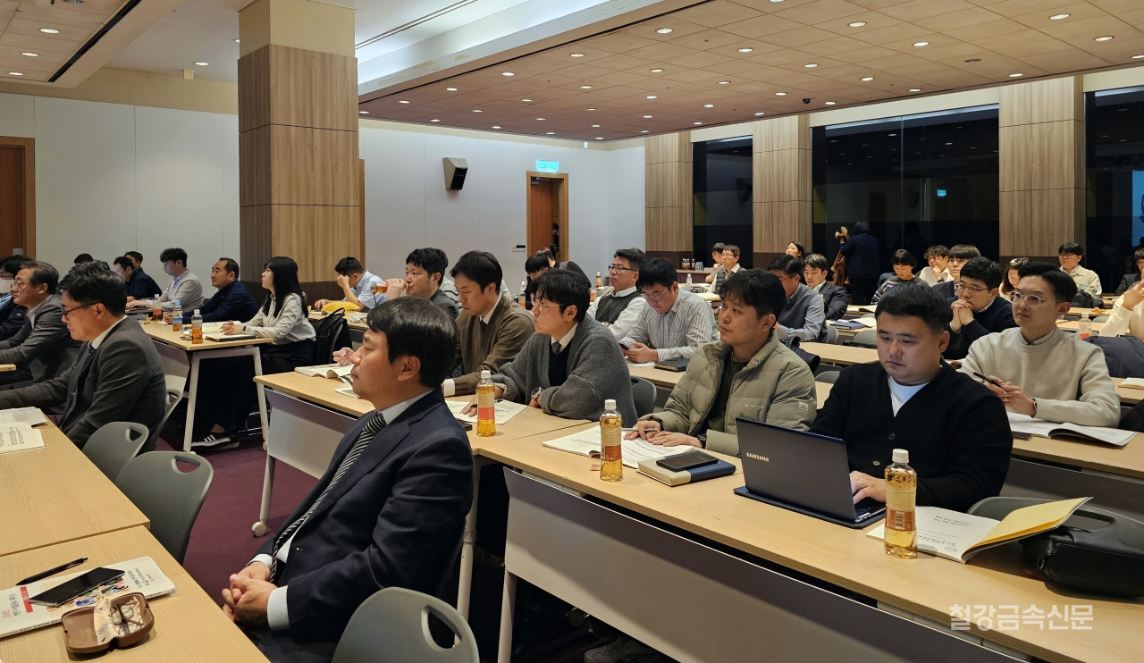 ▲비철금속 업계 임직원들이 2024년도 하반기 비철금속 세미나를 경청하고 있다.