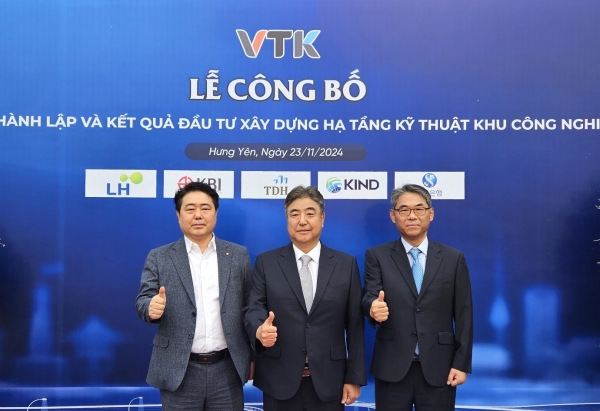 지난 23일 흥옌성 클린 산업단지 조성 기념식에 참석한 박한상 KBI그룹 부회장(사진 가운데)이 박재희 KBI코스모링크 비나 법인장(좌측 첫번째), 주시환 KBI로지스 비나 법인장(세번째) 등 베트남에서 사업을 펼치고 있는 KBI그룹 계열사 임원들과 최고가 되자는 의지를 다지며 함께 기념촬영을 했다. 출처=KBI그룹