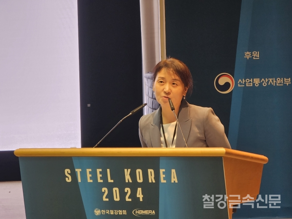 ▲한국철강협회가 주최한 스틸코리아에서 고려대학교 법학전문대학원 조수정 교수가 ‘미국 대선 이후 한국 철강산업 영향‘에 대해 강연하고 있다.