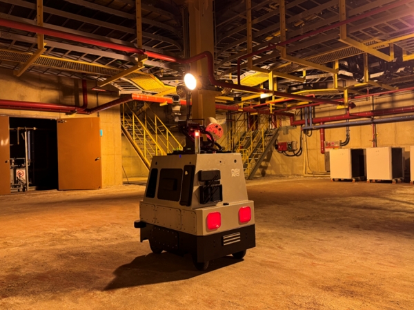 포스코 광양제철소가 포스코홀딩스 미래기술연구원 AI로봇융합연구소가 개발한 모바일 로봇 원격점검 시스템을 4열연공장에 도입했다. 사진은 바퀴형 모바일 로봇이 공장 설비를 점검하는 모습. /포스코