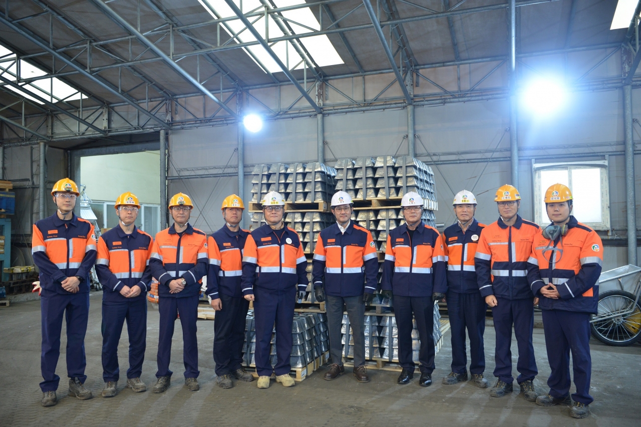 고려아연 최윤범회장(왼쪽에서 6번째), 이제중 부회장(왼쪽에서 7번째)이 고려아연이 최근 국가핵심기술을 신청한 안티모니 제조현장을 찾아 직원들을 격려하고 기념촬영을 하고 있다.(사진/고려아연 제공)